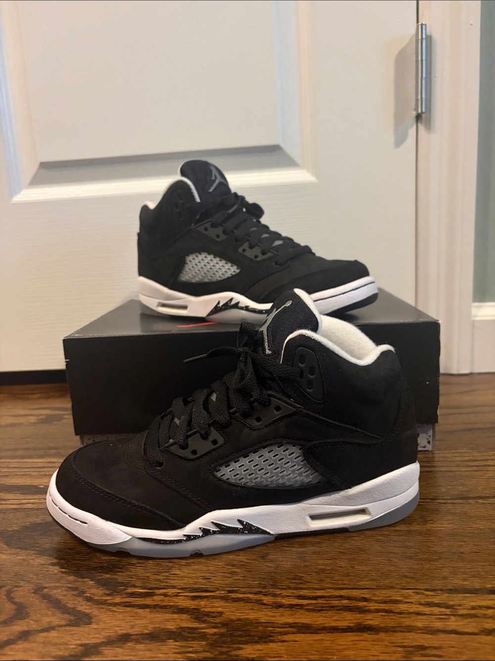 Air Jordan 5 Retro Black/Cool Grey/ White Sneakers Youth Size 4.5